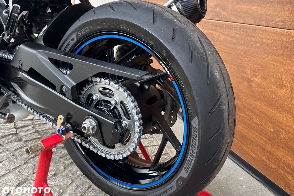 Suzuki GSX - 27