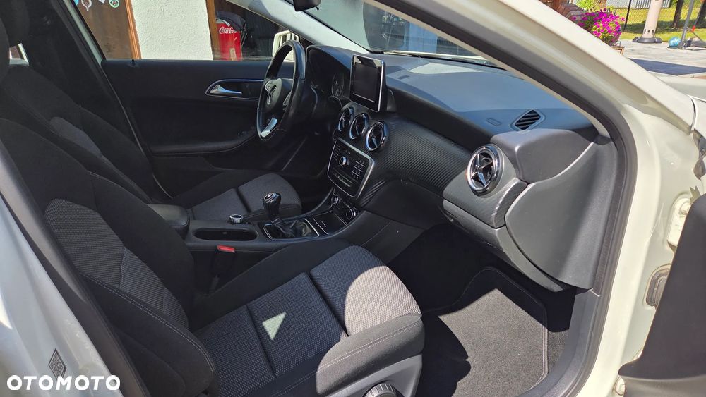 Mercedes-Benz GLA 180 Style - 8