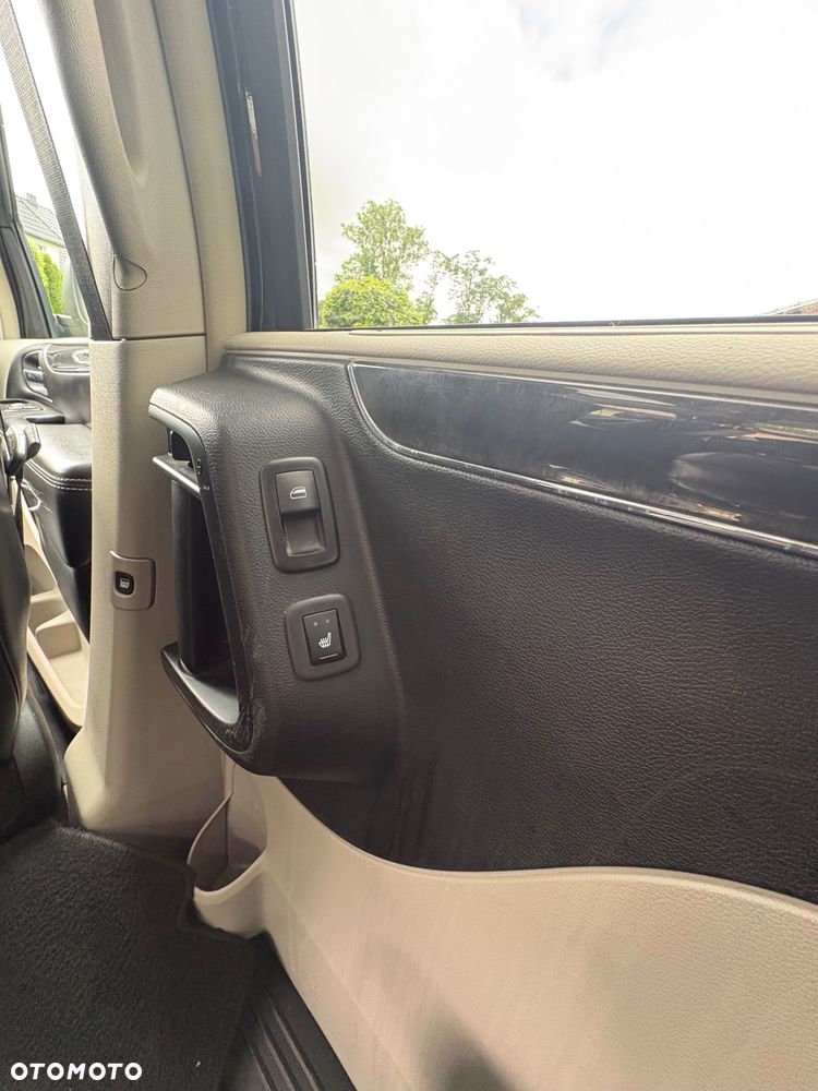Chrysler Town & Country - 32