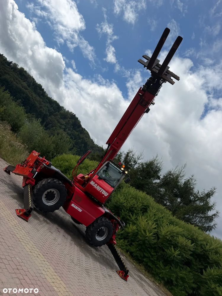 Manitou MRT2150+PRIVILEGE Ładowarka teleskopowa 4x4 ROTO 21metrów. 5 ton udźwig. Bez AdBLUE bez DPF. Maszyna jak Nowa z Norwegii 5300 mtg. 2015 rok. Obrót pełny. Zero luzów wycieków. Zadbana maszyna z Fermy Norweskiej. Silnik 160 Km. AUTEC zdalne sterowanie. Ani deka luzów czy wycieków. Opony jak Nowe. Pełny Oryginał. Niski przebieg. Stabilizatory. Zamki na tłokach. OKAZJA. Jest to model przystosowany do pracy z koszem. - 5
