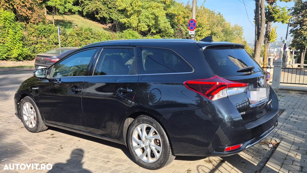 Toyota Auris 1.8 L VVT-i HSD Sol + - 8