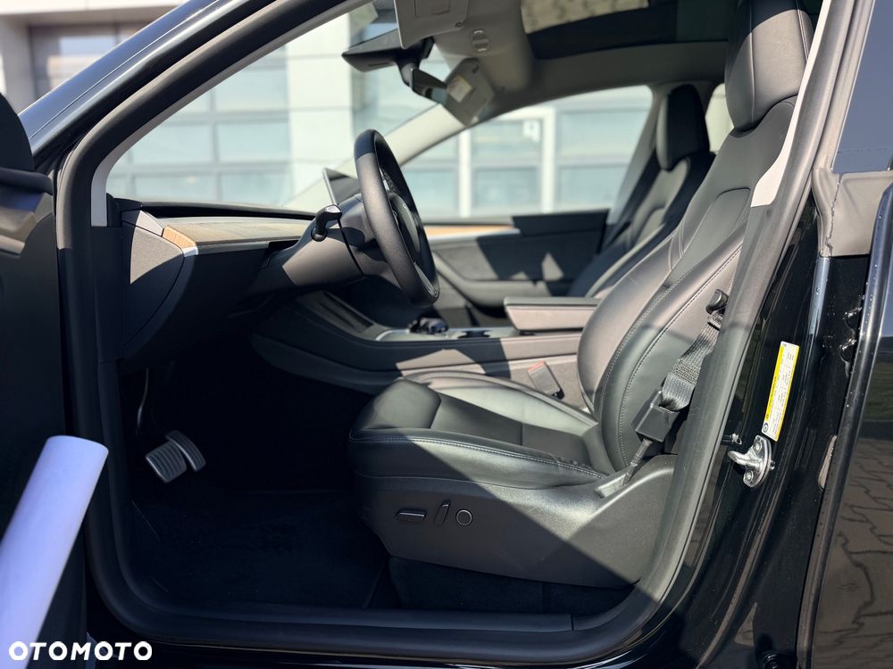Tesla Model Y Long Range AWD - 15