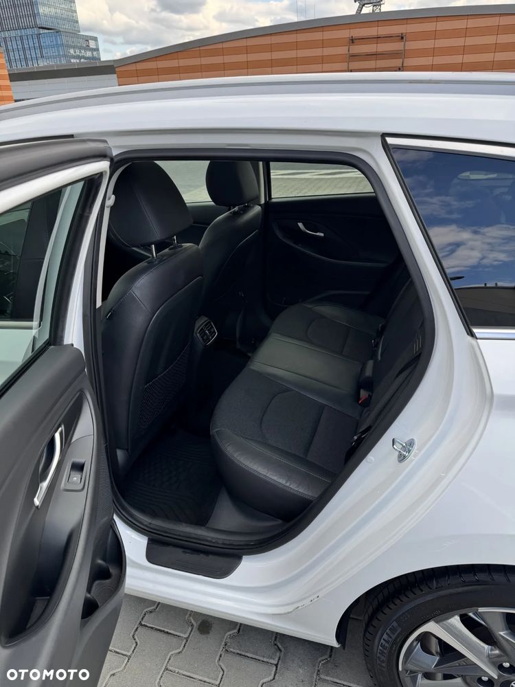 Hyundai i30 1.5 T-GDI 48V Executive DCT - 11