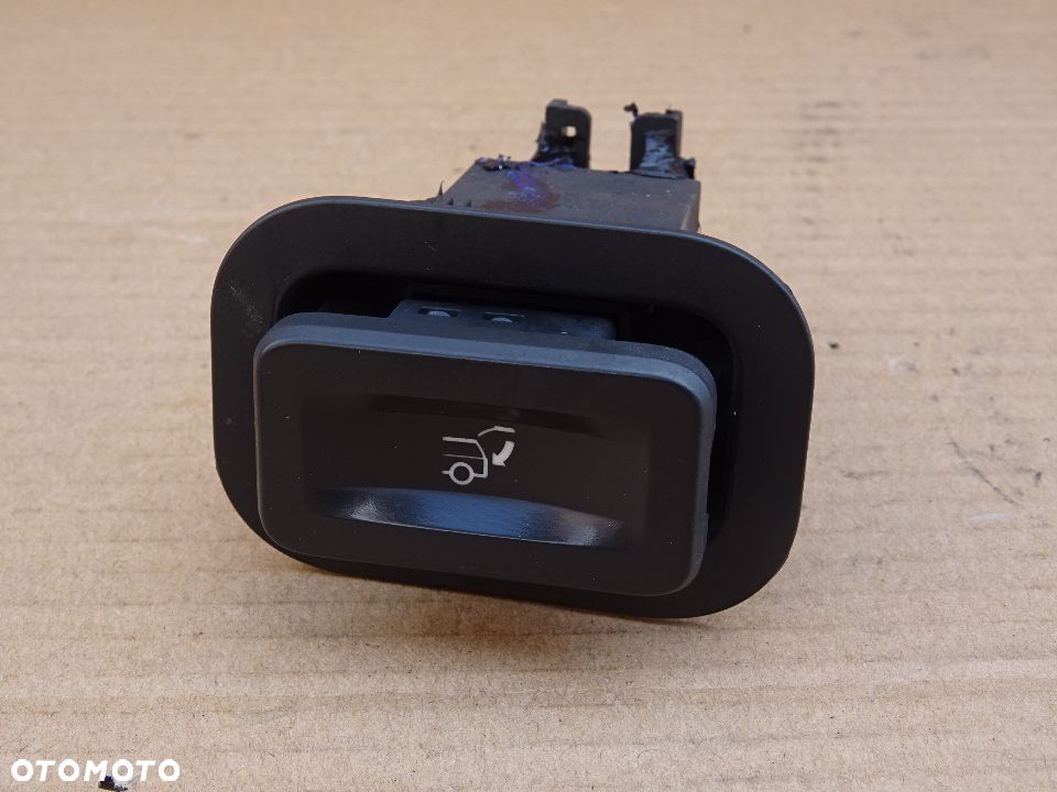 WŁĄCZNIK PRZYCISK KLAPY ELEKTRYCZNEJ OPEL VECTRA C KOMBI  wiązka wtyczka - 1
