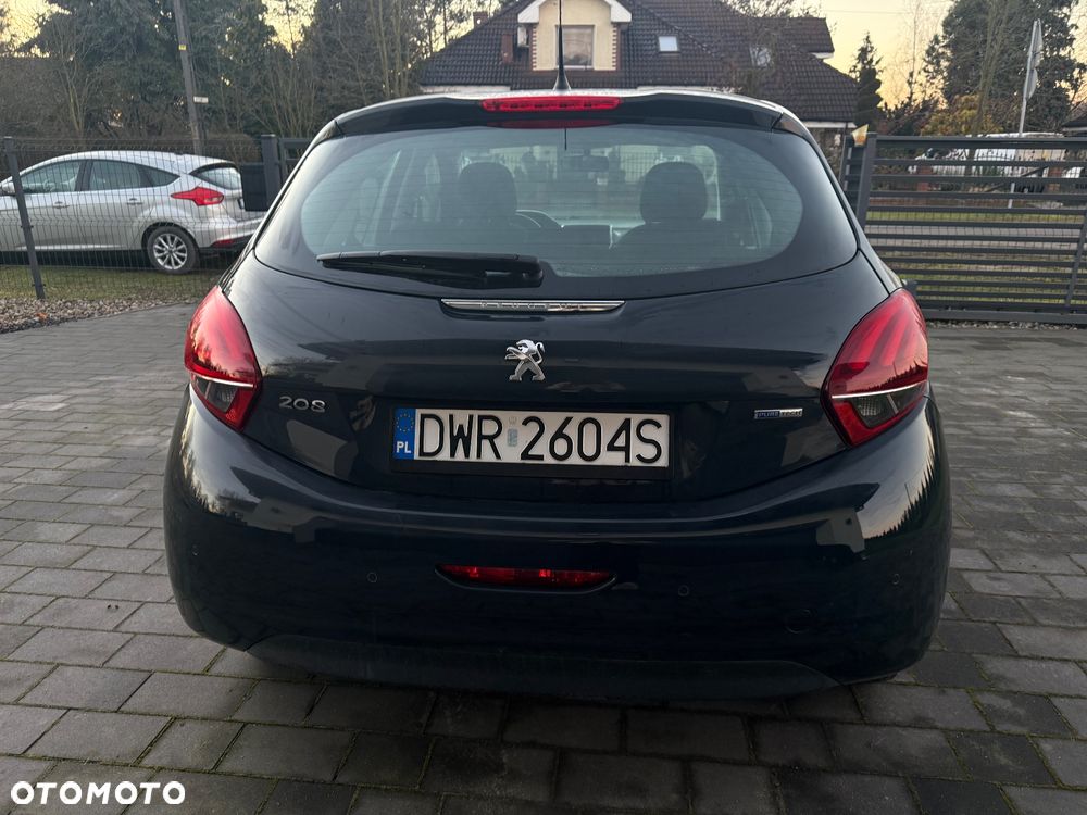 Peugeot 208 - 8