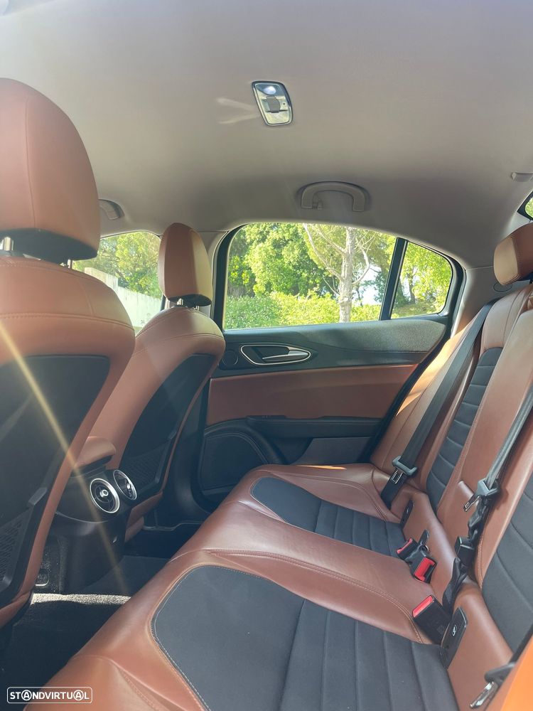 Alfa Romeo Giulia 2.2 D AT8 - 19