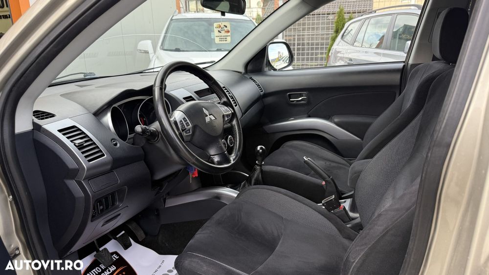 Mitsubishi Outlander - 12