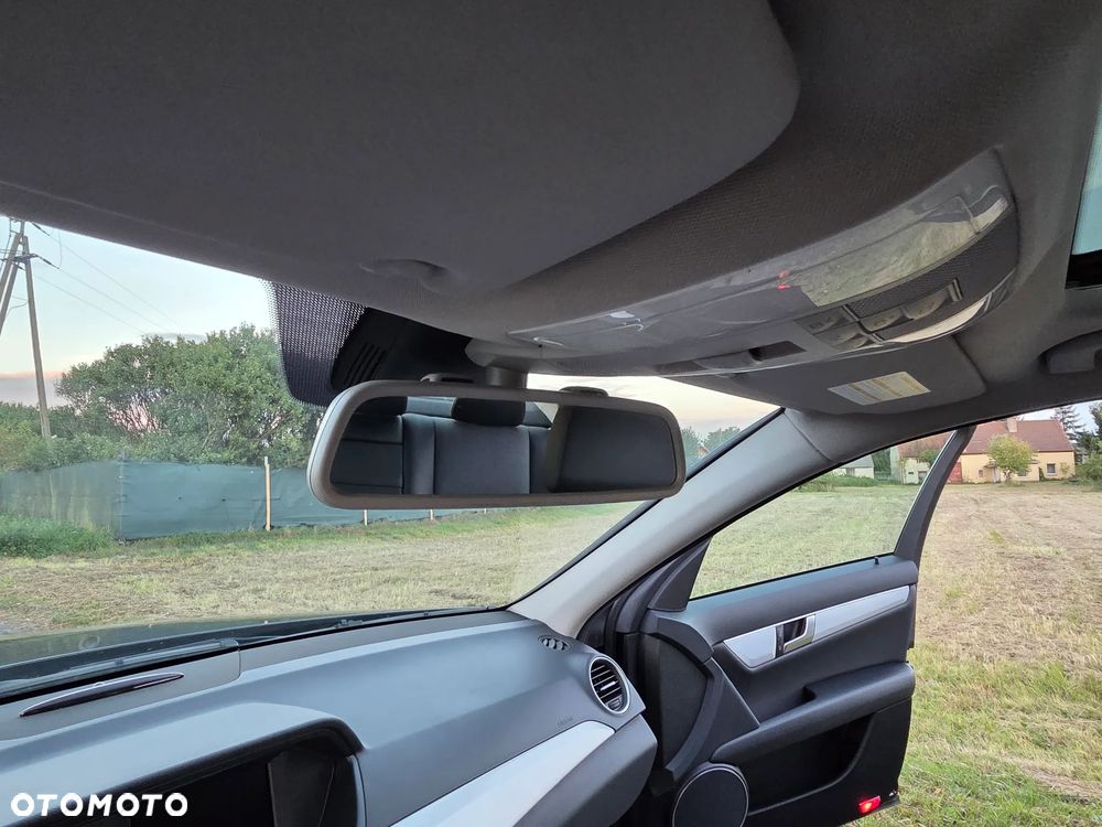 Mercedes-Benz Klasa C 180 CGI Automatik BlueEFFICIENCY Avantgarde - 23