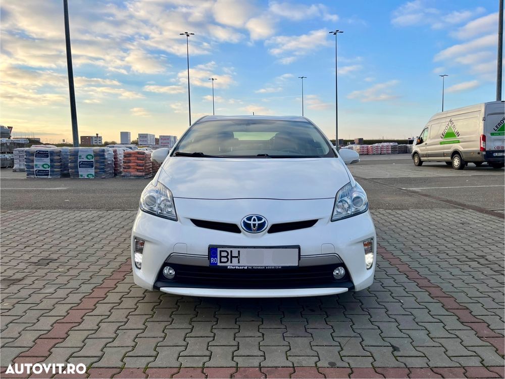 Toyota Prius Plug-in (Hybrid) Life - 9