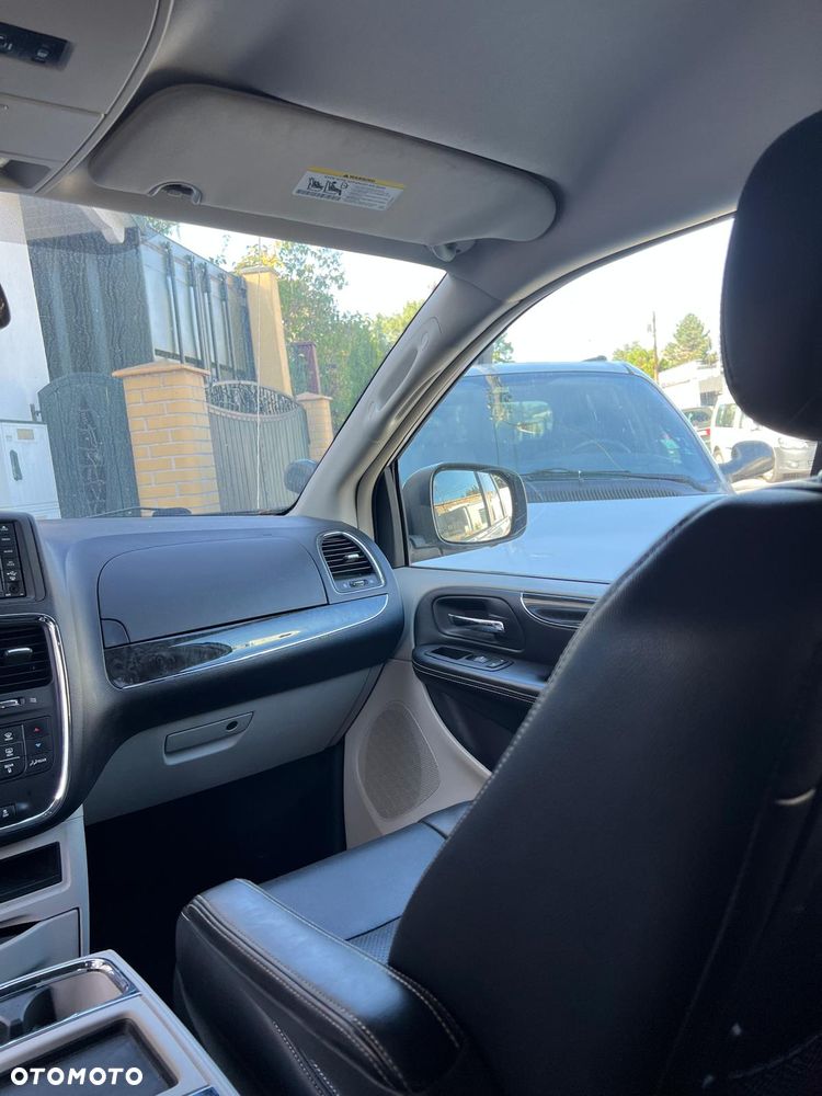 Chrysler Town & Country - 17