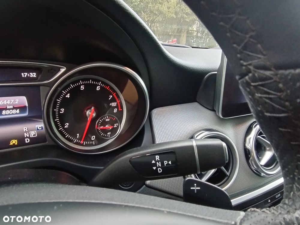 Mercedes-Benz GLA 200 7G-DCT UrbanStyle Edition - 24