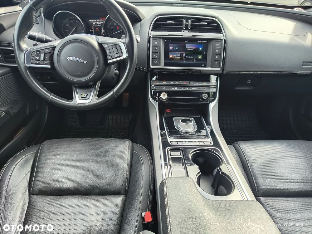 Jaguar XE 2.0 T R-Sport - 15