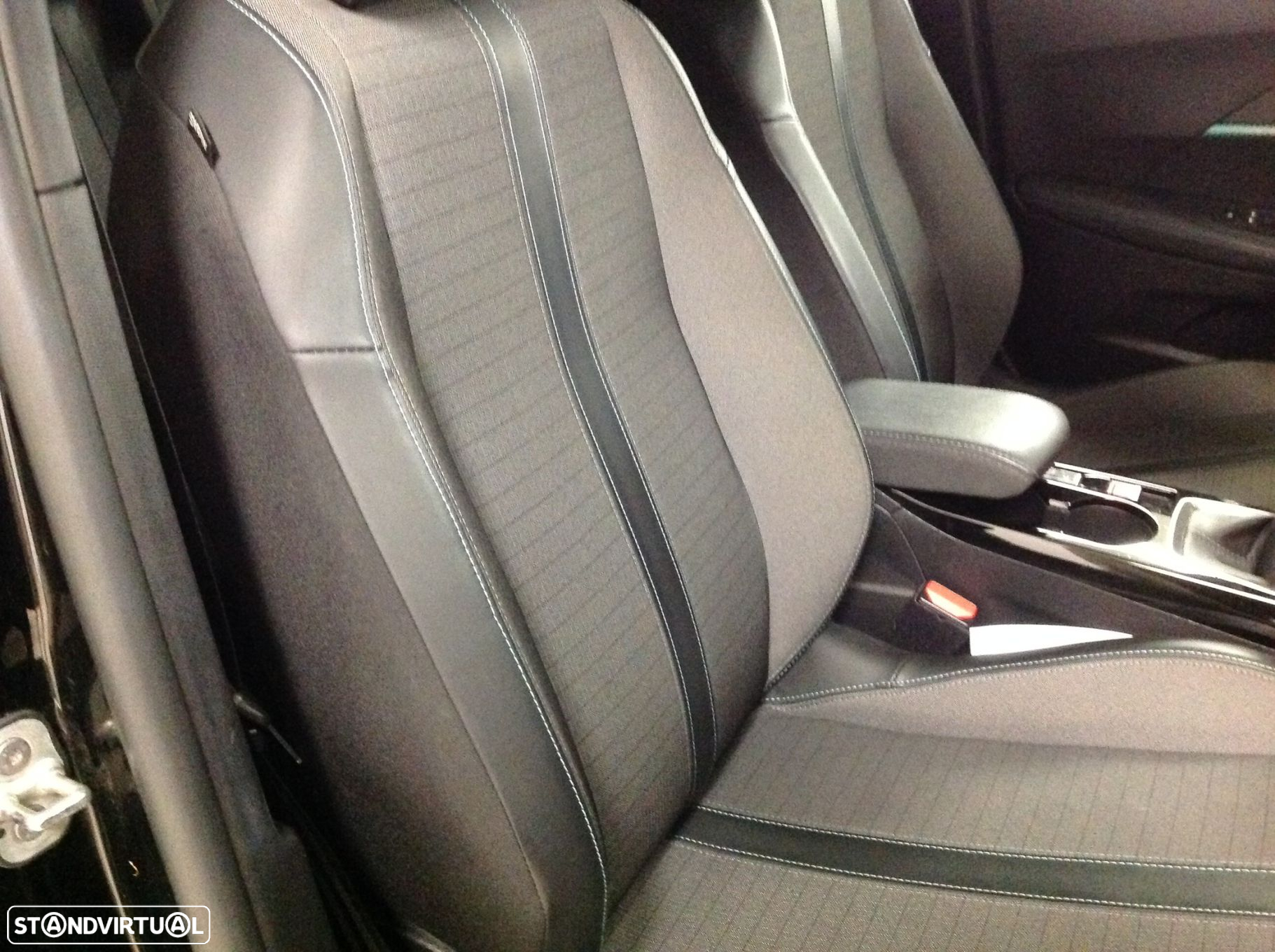 Peugeot 2008 1.2 PureTech Allure - 27