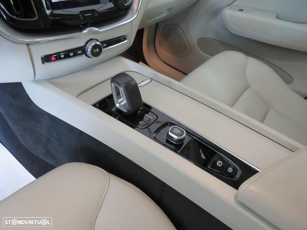 Volvo XC 60 2.0 B4 Momentum Plus - 12