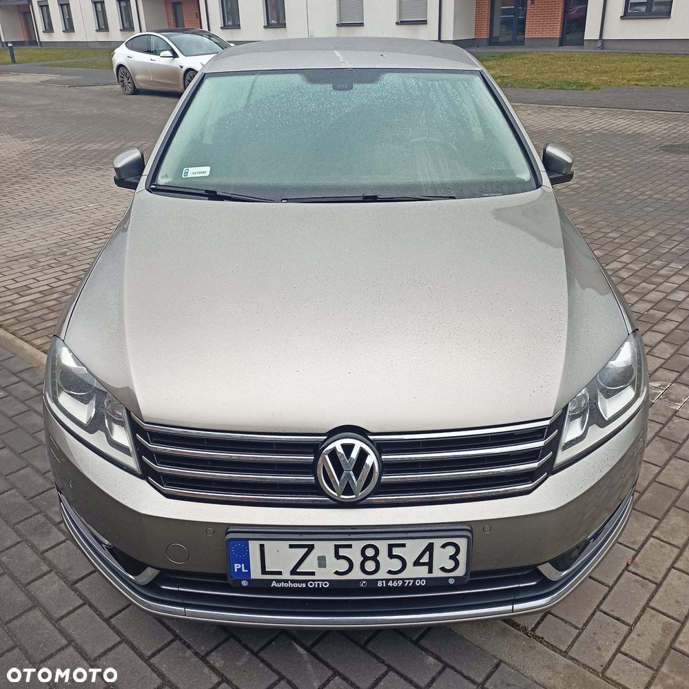 Volkswagen Passat - 1