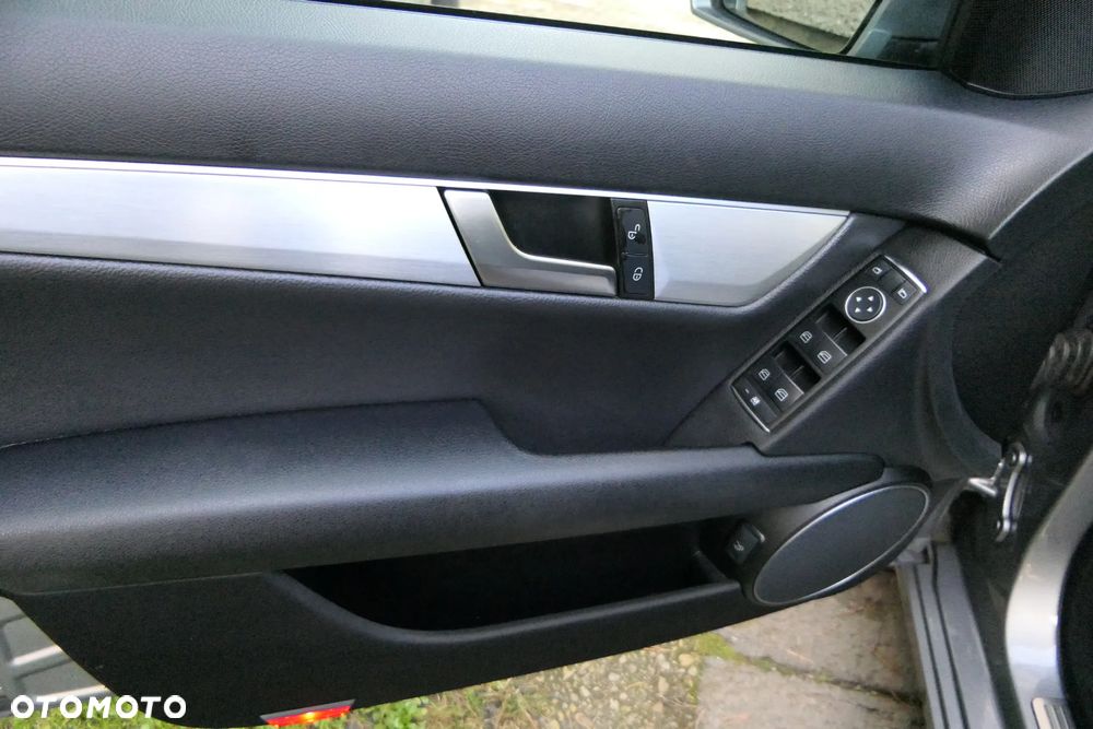 Mercedes-Benz Klasa C 180 CGI BlueEff Avantgarde - 24