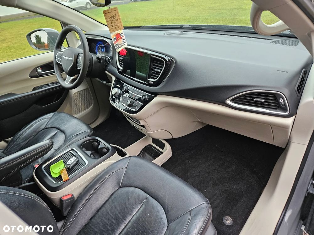 Chrysler Pacifica - 16