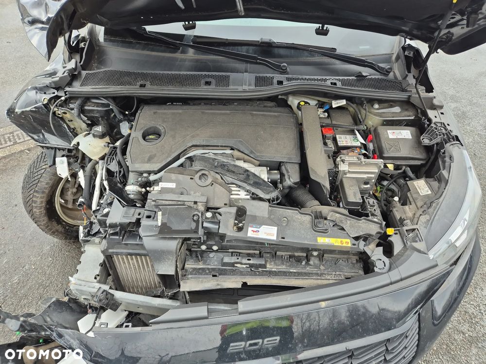 Peugeot 208 - 8