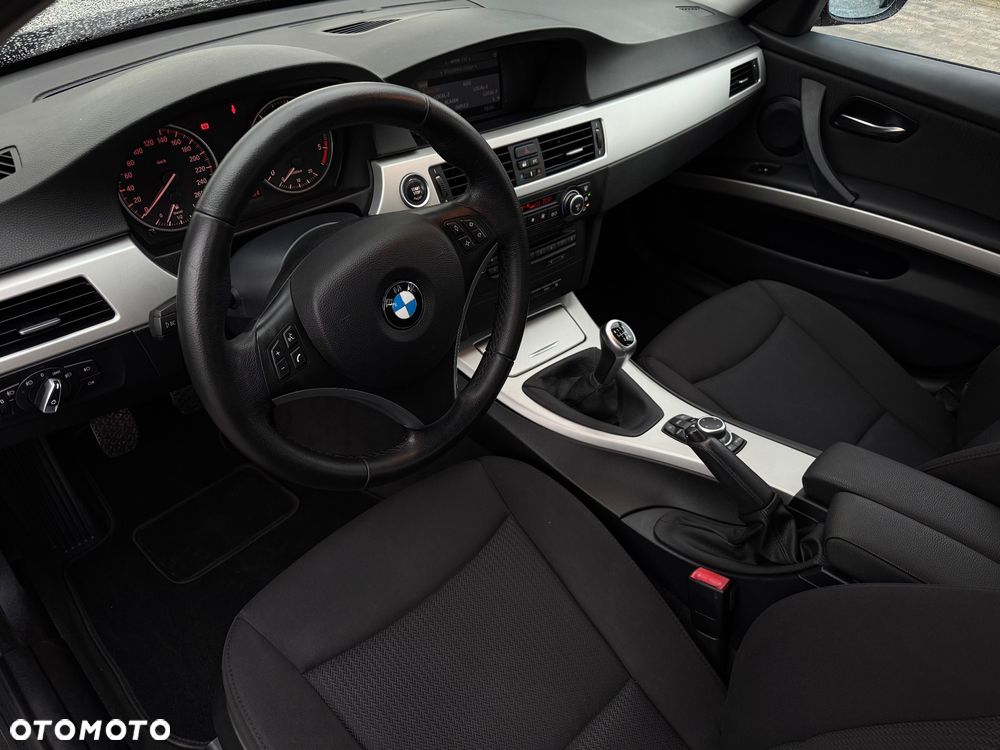 BMW Seria 3 318d Touring - 13
