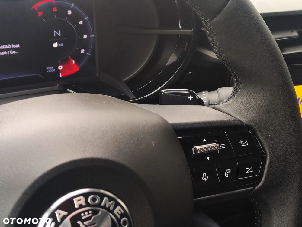 Alfa Romeo Junior 1.2 mHEV Ibrida eDCT - 24