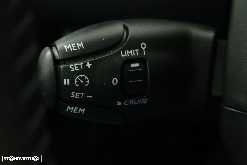 Peugeot 2008 1.2 PureTech Allure - 17
