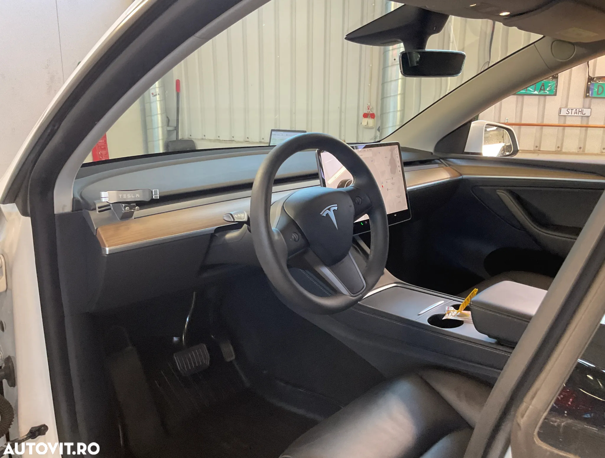 Tesla Model Y Long Range Dual Motor AWD - 2