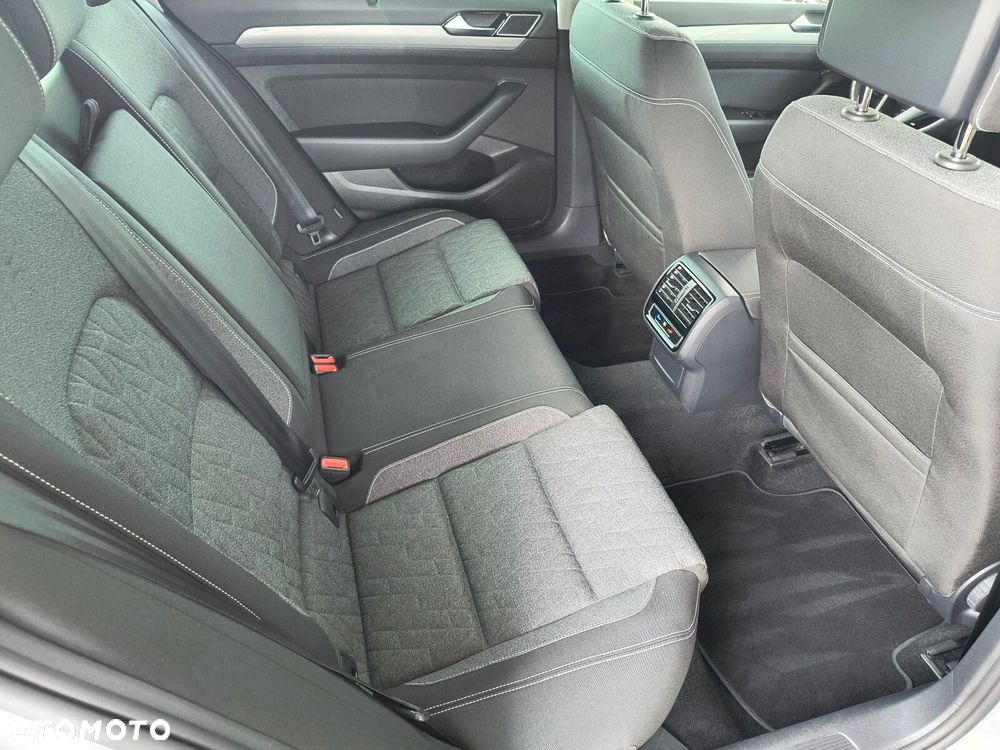 Volkswagen Passat - 15