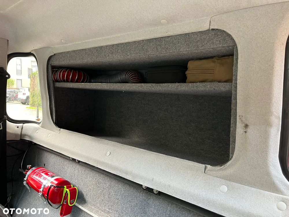 Land Rover Defender 90 2.4 TD4 S - 24