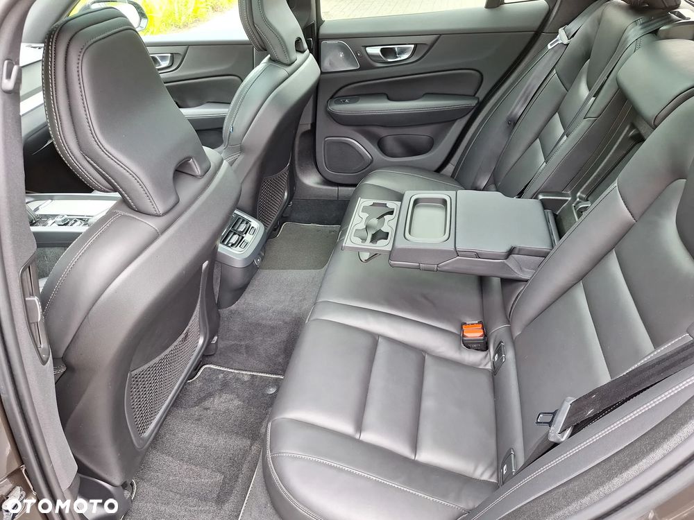 Volvo V60 B4 D R-Design - 20