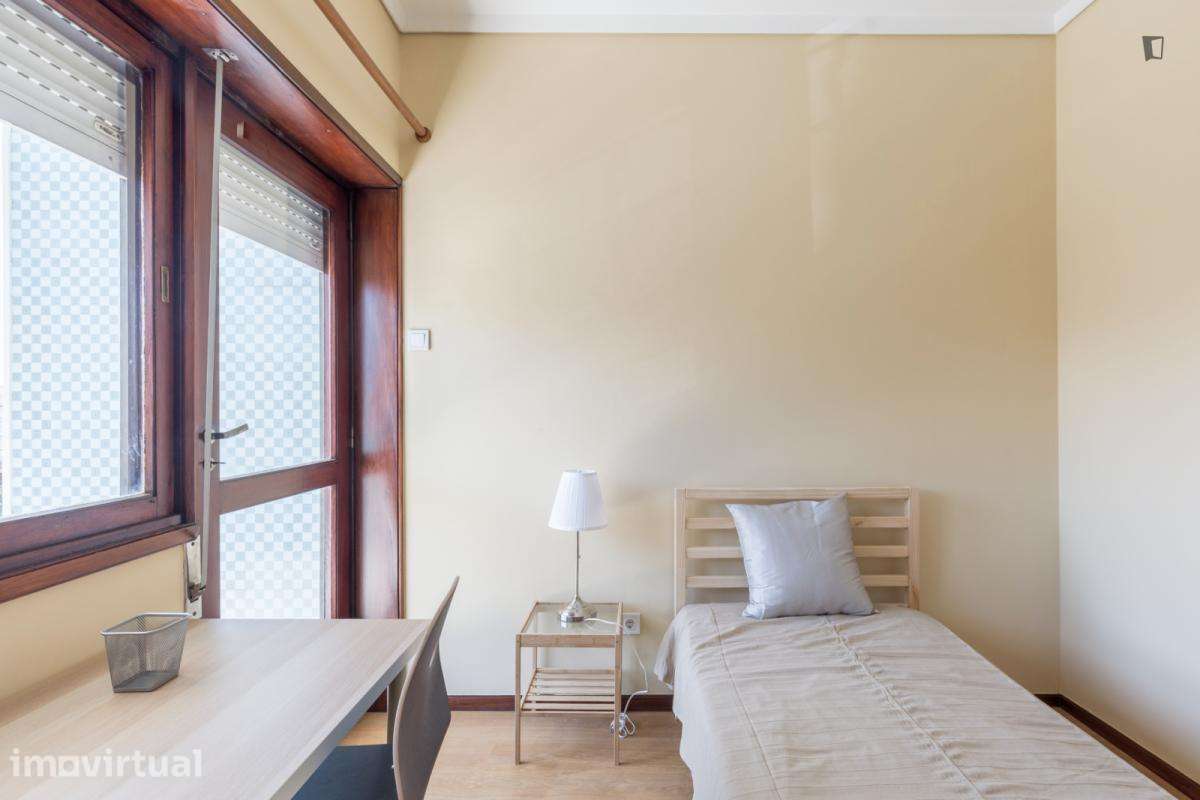Quarto - localizado em São Mamede de Infesta Porto - Grande imagem: 2/18