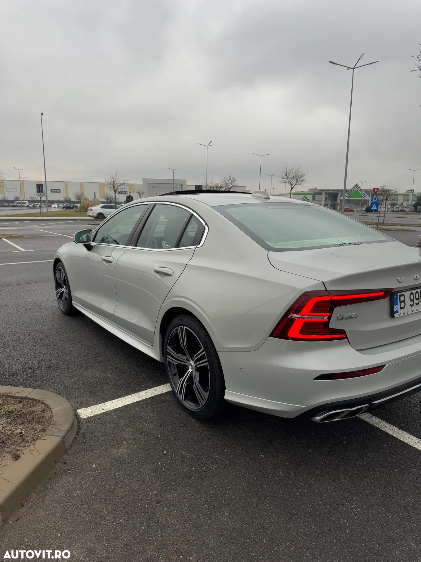 Volvo S60 B4 MHEV AT Plus Dark - 3