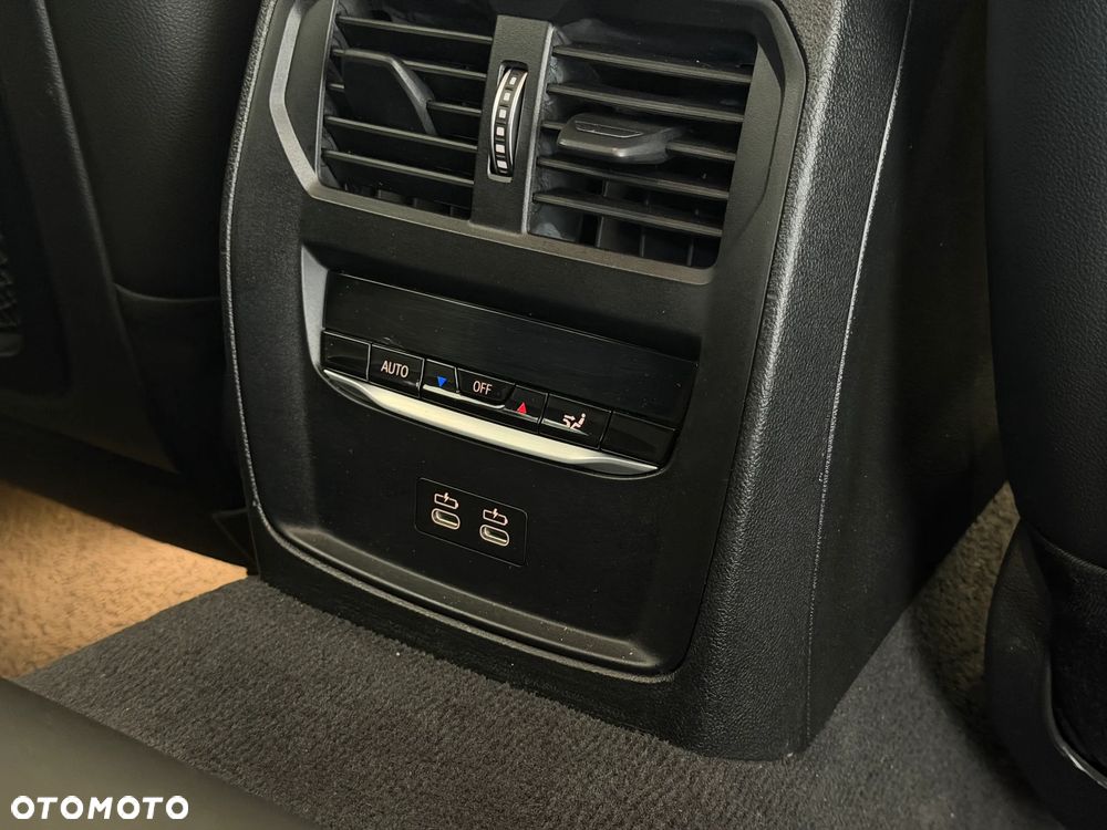 BMW Seria 3 318i Sport - 26