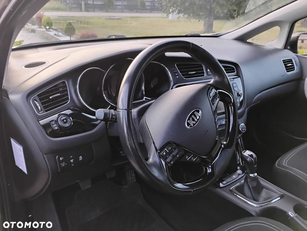 Kia Ceed 1.6 GDI Dream Team Edition - 16