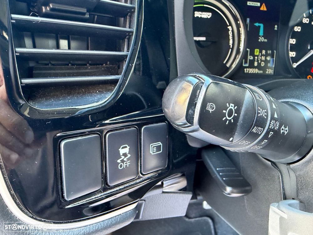 Mitsubishi Outlander 2.0 MIVEC Instyle Navi+ - 33