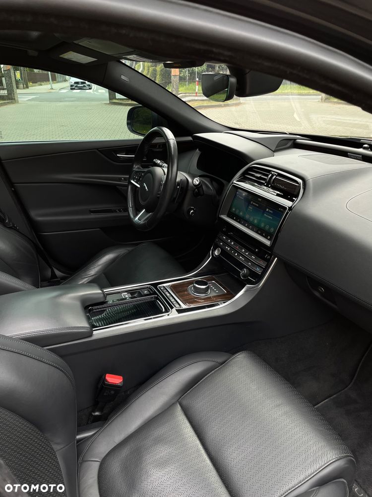 Jaguar XE 30t AWD Portfolio - 9