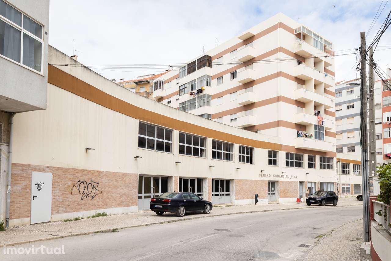 Loja no Seixal com cerca de 2 000m2 - Grande imagem: 3/11