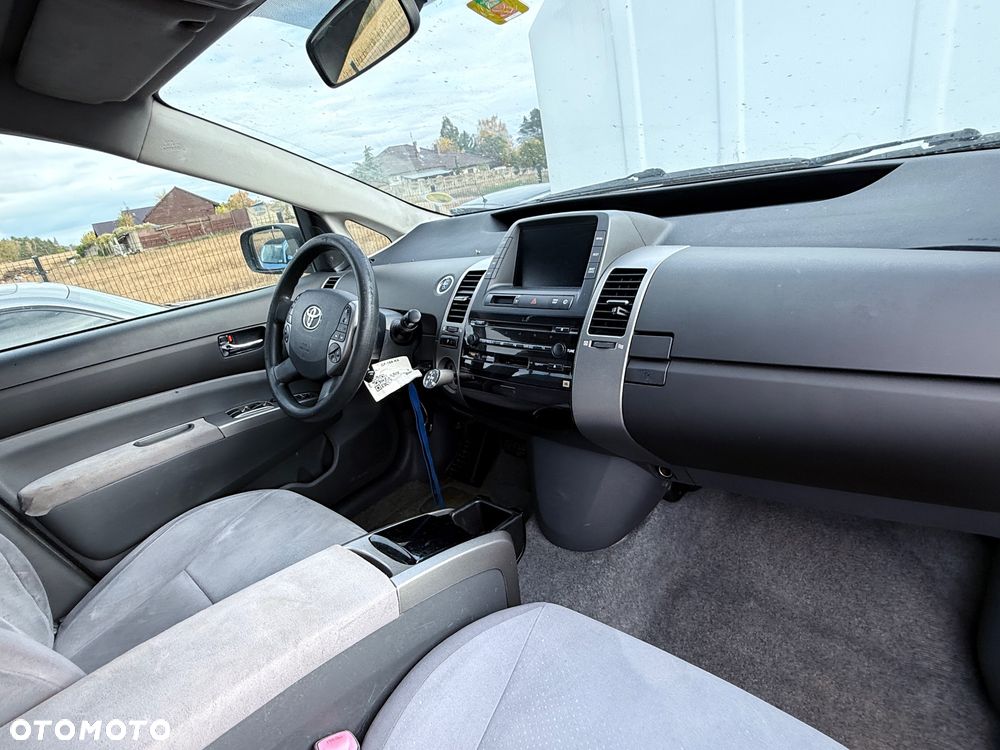 Toyota Prius (Hybrid) Executive - 13