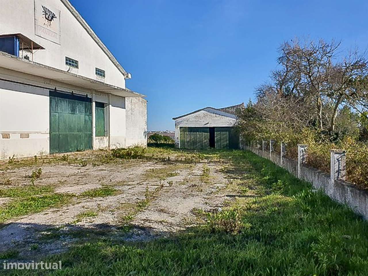 Armazém Industrial em terreno urbano, com amplo logradouro em Alcanhõe - Grande imagem: 2/12