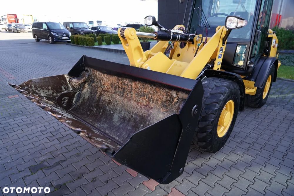 Caterpillar 906M / ŁADOWARKA KOŁOWA / 2020 ROK / ŁYŻKA SZCZĘKOWA / - 18