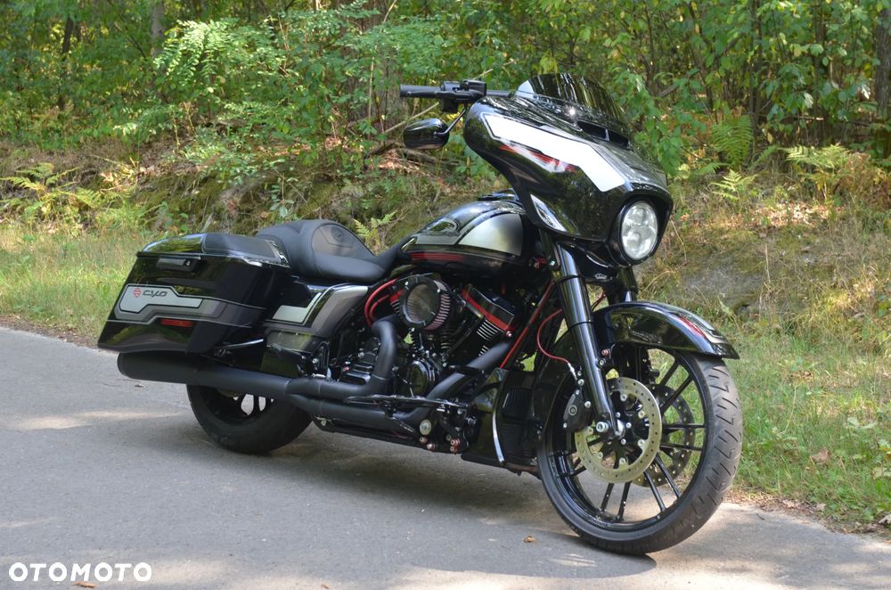 Harley-Davidson Touring Street Glide - 38