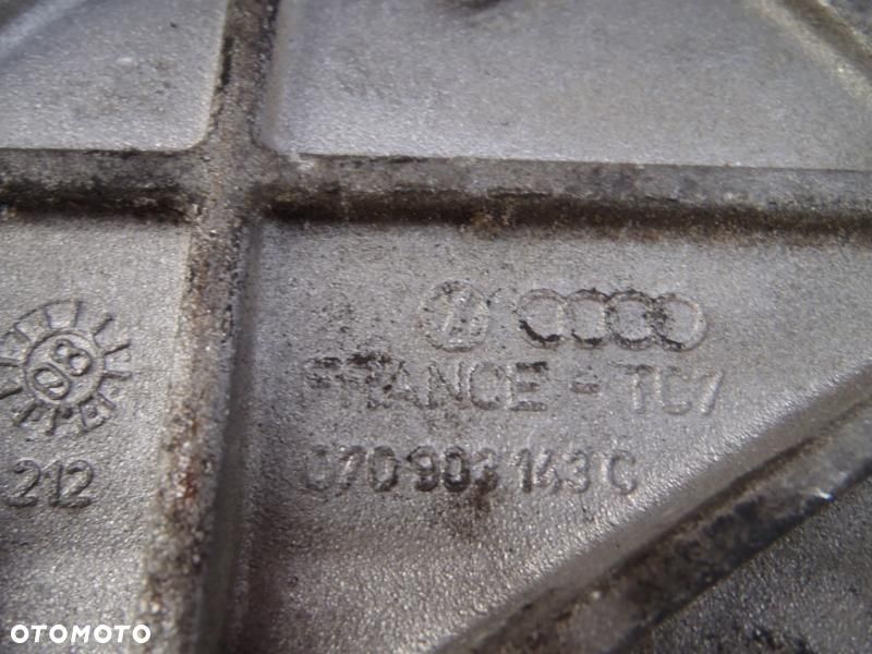 VW T5 2.5 TDI PODUSZKA ŁAPA MOCOWANIE 070903143C - 3