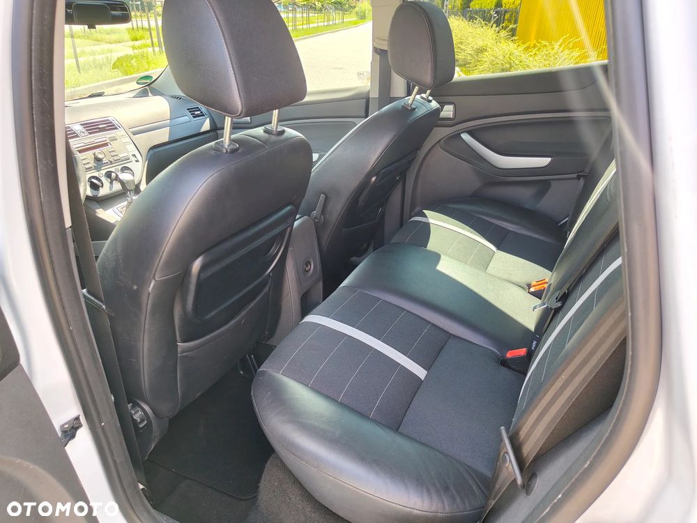 Ford Kuga 2.0 TDCi 2x4 Titanium - 16