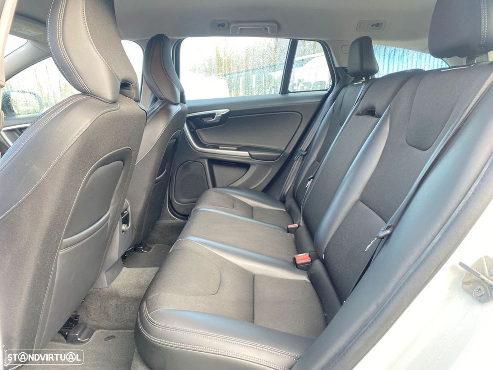 Volvo V60 Cross Country 2.0 D4 Momentum Geartronic - 11