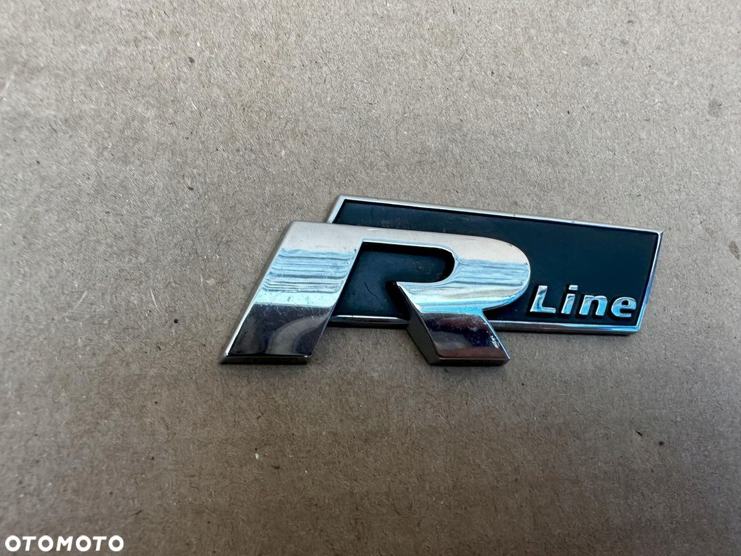 VW VOLKSWAGEN R LINE 5K0853688A ZNACZEK ORYGINAŁ - 1