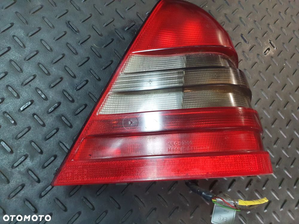 MERCEDES W202 LAMPA TYŁ PRAWA SEDAN EUROPA + WTYCZKA INSTALACJA - 2