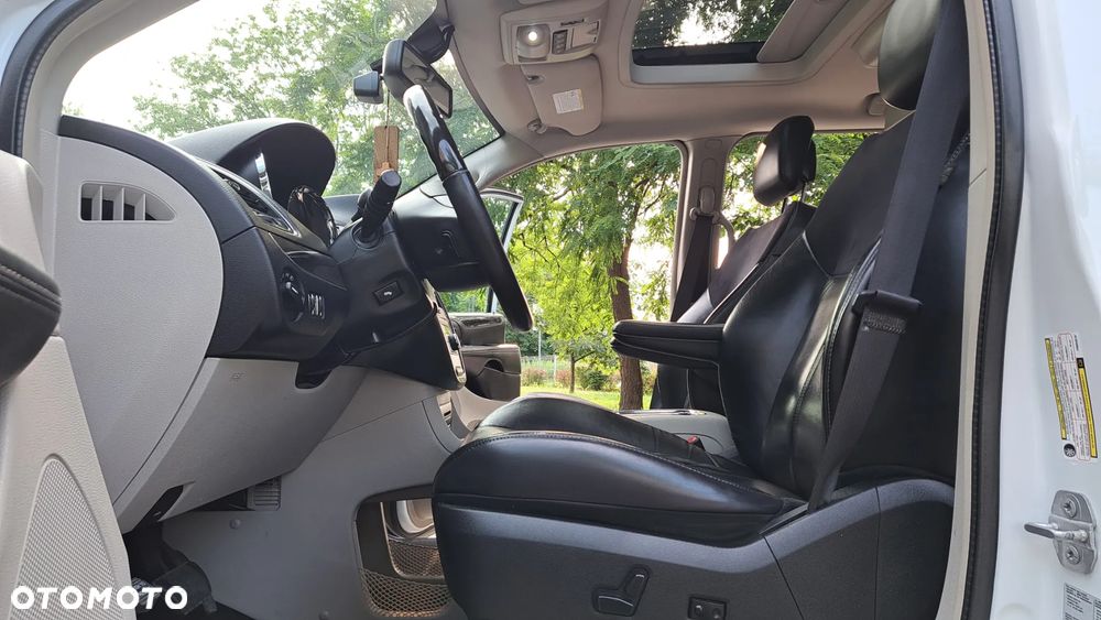 Chrysler Town & Country 3.6 Limited - 14