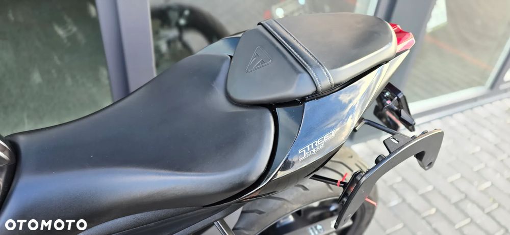 Triumph Street Triple - 37
