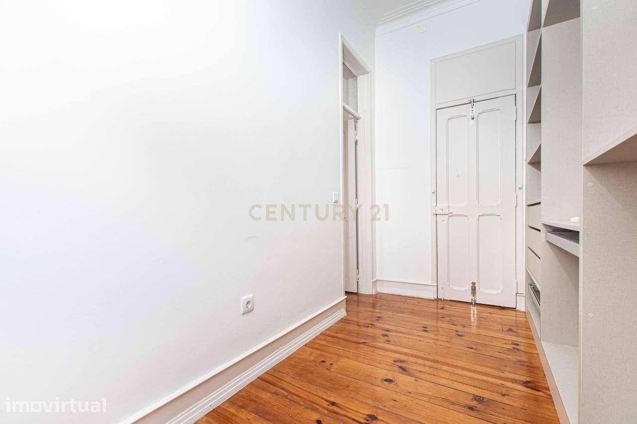 Apartamento T2 com Charme | Campo de Ourique | Totalmente Equipado - Grande imagem: 2/40