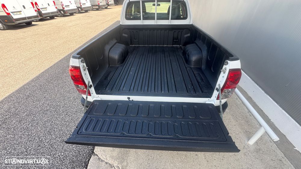 Toyota Hilux 2.4 D-4D 4X4 cabine extra - 26