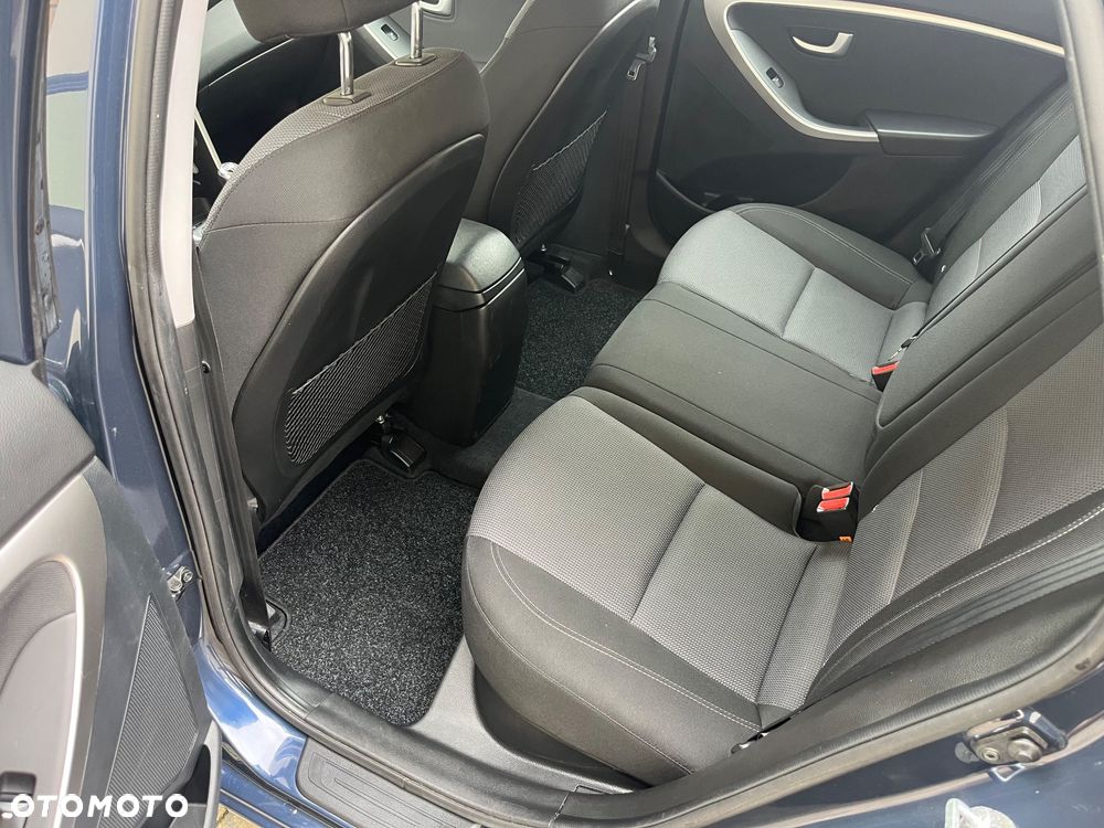 Hyundai i30 blue Kombi 1.6 CRDi Style - 18